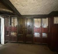 ☎️0918197701 Rodinný dom s veľkým potenciálom v obci Dolný Štál – ideá - Starodávne drevené skrinky a police v Rodinnom dome.