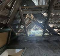 ☎️0918197701 Rodinný dom s veľkým potenciálom v obci Dolný Štál – ideá - Pohľad na podkrovie rodinného domu so strešnou konštrukciou a drevenými trámami.