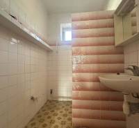 ☎️0918197701 Rodinný dom s veľkým potenciálom v obci Dolný Štál – ideá - Kúpeľňa s umývadlom a unikátnymi dlaždicami v rodinnom dome.