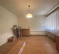 ☎️0918197701 Rodinný dom s veľkým potenciálom v obci Dolný Štál – ideá - Izba v rodinnom dome s podlahou s dreveným dekorom, stoličkami a závesmi.