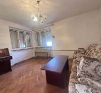 ☎️0918197701 Rodinný dom s veľkým potenciálom v obci Dolný Štál – ideá - Obývacia izba v rodinnom dome so starším nábytkom a podlahou s dreveným dekorom.