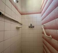 ☎️0918197701 Rodinný dom s veľkým potenciálom v obci Dolný Štál – ideá - Kúpeľňový sprchový kút v rodinnom dome s kachličkovanými stenami a dvomi madlami.