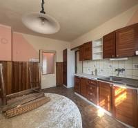 ☎️0918197701 Rodinný dom s veľkým potenciálom v obci Dolný Štál – ideá - Kuchyňa v Rodinnom dome s podlahou s dreveným dekorom a rustikálnymi skrinkami.