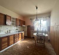 ☎️0918197701 Rodinný dom s veľkým potenciálom v obci Dolný Štál – ideá - Kuchyňa v rodinnom dome s drevenými skriňami a podlahou s dreveným dekorom.