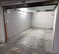 ☎️  0918/197 701  Na prenájom garáž s automatickou bránou  pre jedno o - Prázdne garáže s betónovou podlahou a svetlom na strope.