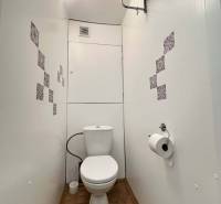 ☎️  0918/197 701  Na prenájom 1 izbový byt s balkónom a pivnicou v mes - Toaleta s dlažbou a podlahou s dreveným dekorom v 1-izbovom byte.