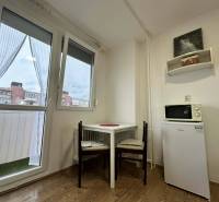 ☎️  0918/197 701  Na prenájom 1 izbový byt s balkónom a pivnicou v mes - Kuchynský kút v 1-izbovom byte s podlahou s dreveným dekorom a balkónovými dverami.