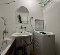 ☎️  0918/197 701  Na prenájom 1 izbový byt s balkónom a pivnicou v mes - Kúpeľňa s vaňou, umývadlom a práčkou v 1-izbovom byte.