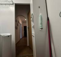 ☎️  0918/197 701  Na prenájom 1 izbový byt s balkónom a pivnicou v mes - Práčka a úložný priestor vo vstupnej chodbe 1-izbového bytu s podlahou s dreveným dekorom.