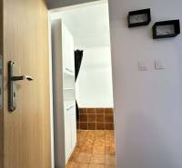 ☎️  0918/197 701  Na prenájom 1 izbový byt s balkónom a pivnicou v mes - Interiér s podlahou s dreveným dekorom, biele skrine, dlaždice a otváracie dvere.