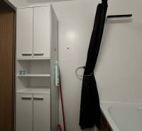 ☎️  0918/197 701  Na prenájom 1 izbový byt s balkónom a pivnicou v mes - Kúpeľňa v 1-izbovom byte s bielou skrinkou a čiernym závesom.