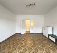 ☎️  0918/197 701  Na prenájom 1 izbový byt s balkónom a pivnicou v mes - Priestranná izba v 1-izbovom byte s podlahou s dreveným dekorom a bielym nábytkom.