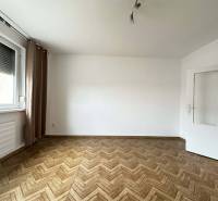 ☎️  0918/197 701  Na prenájom 1 izbový byt s balkónom a pivnicou v mes - Miestnosť s podlahou s dreveným dekorom v 1-izbovom byte, závesom a oknom.