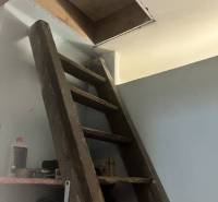 0911 234 656 Predaj rodinný dom v obci Jahodná - Drevené schody vedúce na povalu v rodinnom dome, poličky s obuvou a potrebami.
