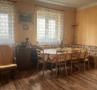 0911 234 656 Predaj rodinný dom v obci Jahodná - Jedálenský kút s rohovou lavicou, kreslom, stolom a podlahou s dreveným dekorom v rodinnom dome.