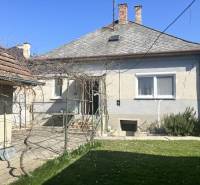 0911 234 656 Predaj rodinný dom v obci Jahodná - Rodinný dom v Jahodnej s trávnikom, terasou a prístreškom, tehlová strecha.