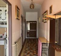 0911 234 656 Predaj rodinný dom v obci Jahodná - Chodba v rodinnom dome so starším nábytkom, obrazy na stenách, vstup do kuchyne.