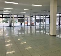 0911 234 656 Prenájom obchodný priestor v centre mesta - Svetlé obchodné priestory s veľkými oknami a dlažbou.