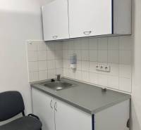 0911 234 656 Prenájom obchodný priestor v centre mesta - Kuchynský kút v obchodných priestoroch s bielymi skrinkami a umývadlom.