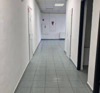 0911 234 656 Prenájom obchodný priestor v centre mesta - Chodba s bielymi stenami a svetlou dlažbou v obchodných priestoroch.