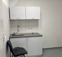 0911 234 656 Prenájom obchodný priestor v centre mesta - Malá kuchynská linka s umývadlom a skrinkou, jednoduché obchodné priestory.