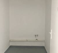 0911 234 656 Prenájom obchodný priestor v centre mesta - Biele steny s dlažbou a prívod vody v obchodných priestoroch.