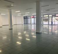 0911 234 656 Prenájom obchodný priestor v centre mesta - Rozľahlé obchodné priestory s presklenými stenami a svetlými dlaždicami.