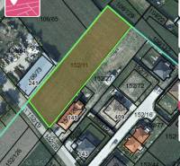 ZNÍŽENÁ CENA! Veľký, 2038 m2 stavebný pozemok v Holiciach! - Letecký pohľad na pozemky v plánovaní bývania, s rozdelenými parcelami pre domy.