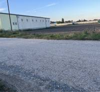ZNÍŽENÁ CENA! Veľký, 2038 m2 stavebný pozemok v Holiciach! - Asfaltová cesta, vedľa poľa a budovy v Holiciach pre pozemky - bývanie.