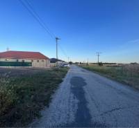 ZNÍŽENÁ CENA! Veľký, 2038 m2 stavebný pozemok v Holiciach! - Pokojná cesta v Holiciach obklopená pozemkami na bývanie a vidieckym prostredím.