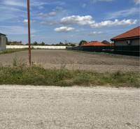 ZNÍŽENÁ CENA! Veľký, 2038 m2 stavebný pozemok v Holiciach! - Pozemky pre bývanie v Holiciach so zoranou pôdou, vesnickou cestou a plotom.