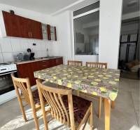 ZNÍŽENÁ CENA!!! Apartmánový dom na predaj vo Veľkom Mederi - Kuchyňa v rodinnom dome s dreveným nábytkom, kachličkovanou stenou a podlahou s dreveným dekorom.