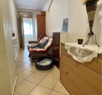 ZNÍŽENÁ CENA!!! Apartmánový dom na predaj vo Veľkom Mederi - Chodba v rodinnom dome s dlažbou, skrinkou a ozdobnou vázičkou s kvetmi.