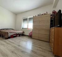 ZNÍŽENÁ CENA!!! Apartmánový dom na predaj vo Veľkom Mederi - Spálňa v rodinnom dome s posteľou, skriňou a podlahou s dreveným dekorom.