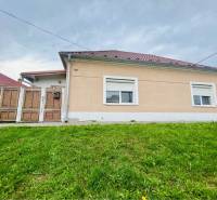 ZNÍŽENÁ CENA!!! Apartmánový dom na predaj vo Veľkom Mederi - Rodinný dom v meste Veľký Meder s bielou fasádou a trávnatým pozemkom.