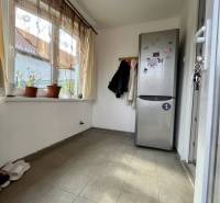 ZNÍŽENÁ CENA!!! Apartmánový dom na predaj vo Veľkom Mederi - Chladnička a závesy v rodinnom dome, s kachličkovou podlahou a vešiakom na oblečenie.