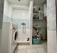 ZNÍŽENÁ CENA!!! Apartmánový dom na predaj vo Veľkom Mederi - Kúpeľňa v rodinnom dome s práčkou, sprchovým kútom a úložnými policami.