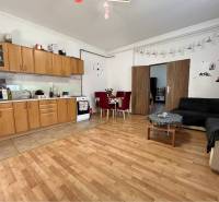 ZNÍŽENÁ CENA!!! Apartmánový dom na predaj vo Veľkom Mederi - Kuchyňa s jedálenským stolom v rodinnom dome, podlaha s dreveným dekorom, rozkladacia sedačka.