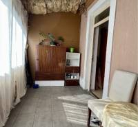 ZNÍŽENÁ CENA!!! Apartmánový dom na predaj vo Veľkom Mederi - Interiér rodinného domu s podlahou z dlaždíc, policou, kreslom a izbovými rastlinami.