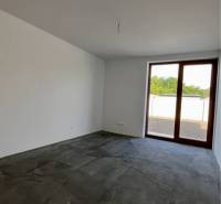 Jedinečný 5 izbový dom na predaj v TOP lokalite-GARDEN TOWN - Izba v Rodinnom dome s betónovou podlahou a veľkými oknami na terasu.
