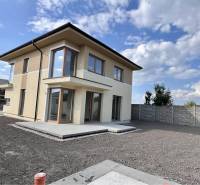 Jedinečný 5 izbový dom na predaj v TOP lokalite-GARDEN TOWN - Rodinný dom v Dunajskej Strede na ulici GARDENTOWN s veľkými oknami a terasou.