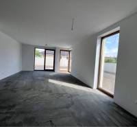Jedinečný 5 izbový dom na predaj v TOP lokalite-GARDEN TOWN - Interiér rodinného domu s veľkými oknami a betónovou podlahou.