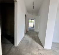 Jedinečný 5 izbový dom na predaj v TOP lokalite-GARDEN TOWN - Prázdny interiér rodinného domu s betónovou podlahou a nedokončenými stropnými kabelážami.