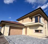 Jedinečný 5 izbový dom na predaj v TOP lokalite-GARDEN TOWN - Rodinný dom na ulici GARDENTOWN v Dunajskej Strede s garážou a dláždenou príjazdovou cestou.