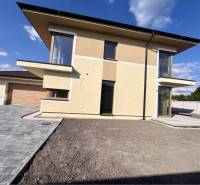 Jedinečný 5 izbový dom na predaj v TOP lokalite-GARDEN TOWN - Rodinný dom v Dunajskej Strede na ulici GARDENTOWN s dláždeným dvorom a garažou.