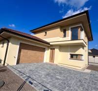 Jedinečný 5 izbový dom na predaj v TOP lokalite-GARDEN TOWN - Rodinný dom na ulici GARDENTOWN v Dunajskej Strede. Plocha pred domom je zámková dlažba.