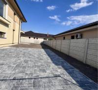 Jedinečný 5 izbový dom na predaj v TOP lokalite-GARDEN TOWN - Dláždená cesta pri rodinnom dome v meste Dunajská Streda na ulici GARDENTOWN.