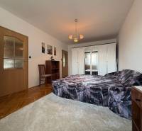 Na predaj: CENTRUM veľký 3 izb.byt + BALKON + ŠATNIK - Spálňa s posteľou, šatníkovou skriňou a nábytkom v 3-izbovom byte, drevené podlahy.