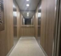 Na predaj: CENTRUM veľký 3 izb.byt + BALKON + ŠATNIK - Chodba so zrkadlom, drevenými stenami a osvetlením, súčasť trojizbového bytu.