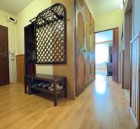 Na predaj: CENTRUM veľký 3 izb.byt + BALKON + ŠATNIK - Chodba s vešiakom a botníkom vedie do 3-izbového bytu s drevenými podlahami.